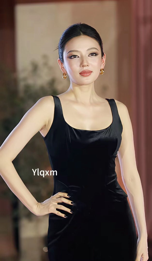 王亚飞前天给何瑞贤画的妆被吐槽显肿又显老还不如美女平时自己画的呢！