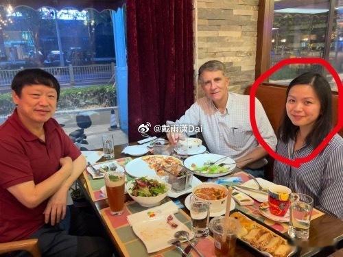 #胡锡进称汤家凤极端民族主义#老胡说汤是极端民族主义，那是英语讨论不过，就扣大帽。而汤说胡「跟一个纽