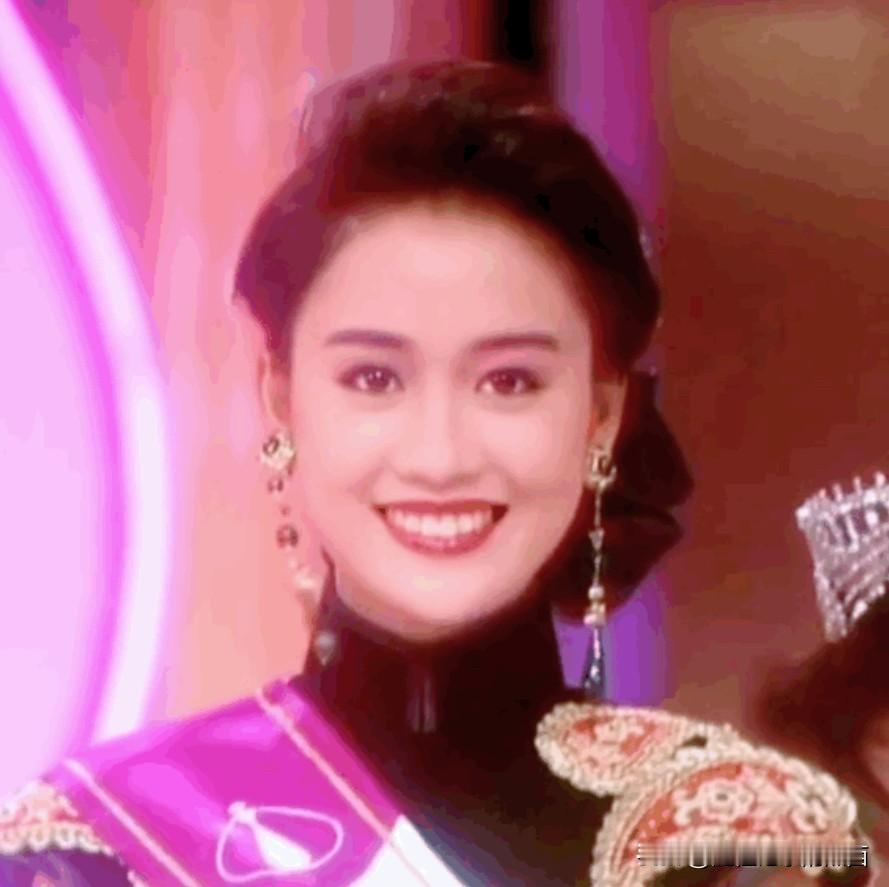 她是塌鼻子美人，比李嘉欣美，气质清冷，眼睛又大又圆，妥妥的旺夫脸，笑容很甜，身材