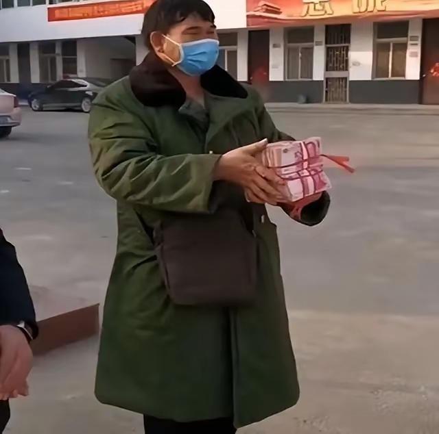 去年同时，有人在网上，听说刘强东给乡亲们送年货。我就见到有人在网上说：你看人家