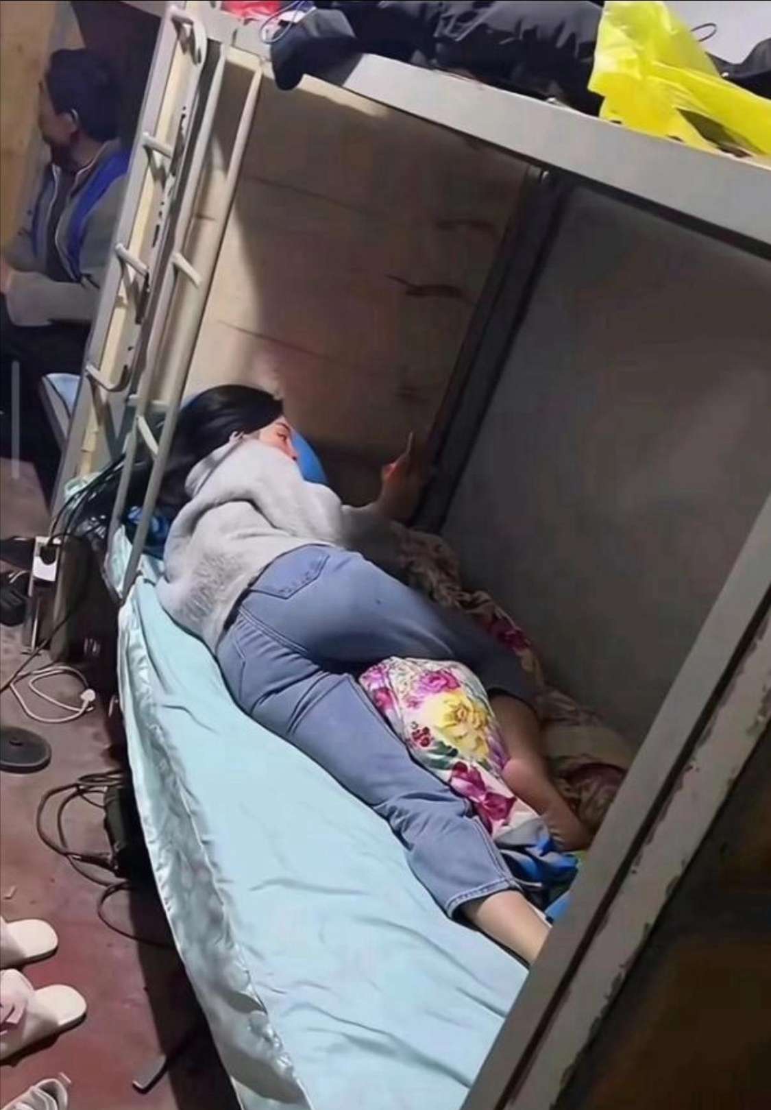 我没看错吧，现在工地宿舍都男女混住了？什么情况