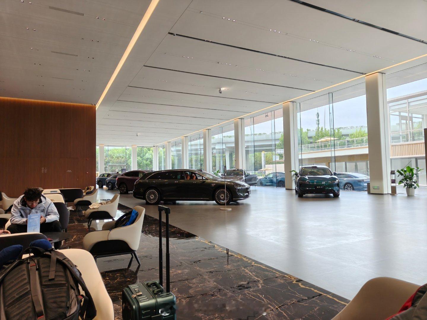 鸿蒙大酒店名不虚传一大早就来吃拿卡要了