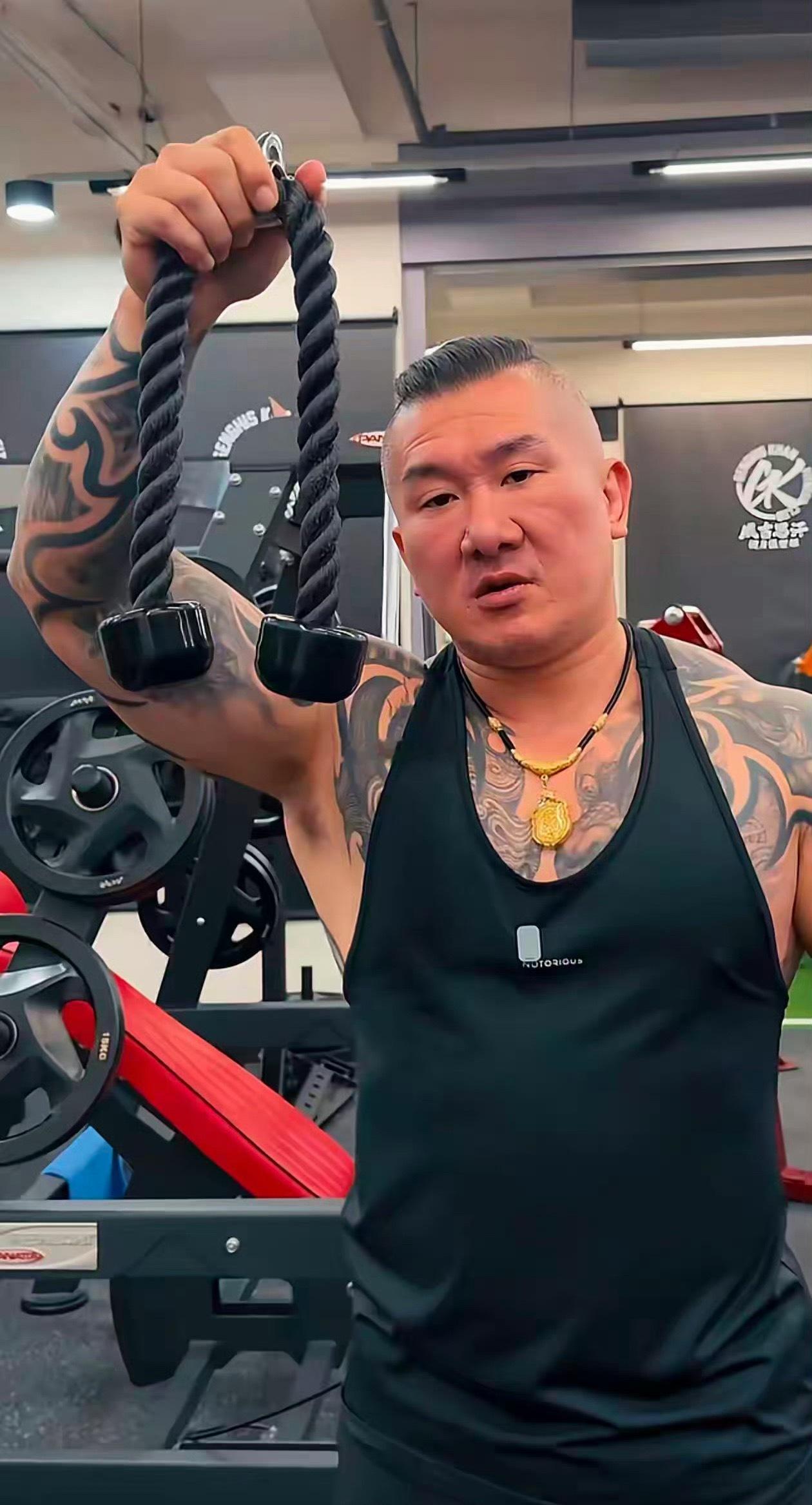 网红馆长问这款健身绳的名字，网友巧妙取名“收腹抬腕绳”，谐音寓意收复台湾，这份巧