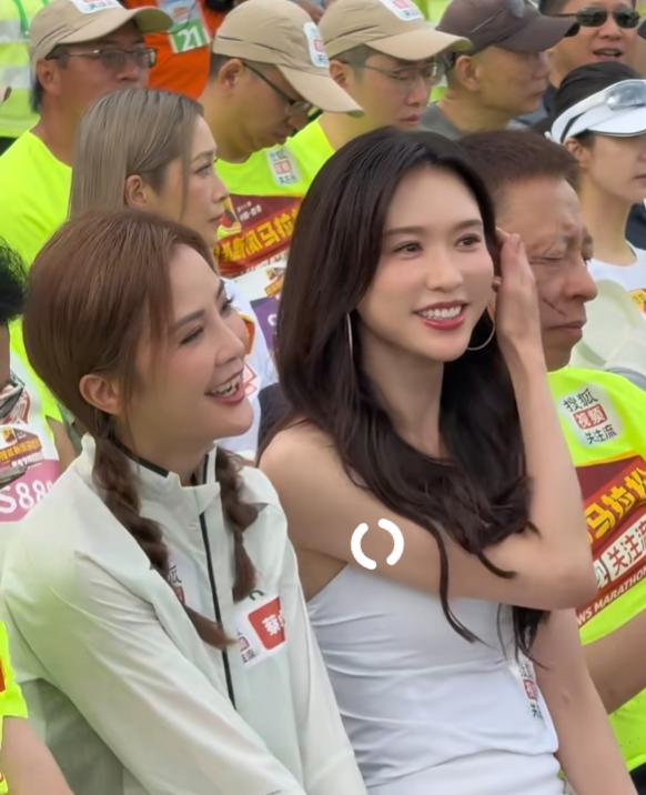 我一位学医的闺蜜也去了香港马拉松，她就跑在林志玲后边，观察林志玲这脸上的皮肤