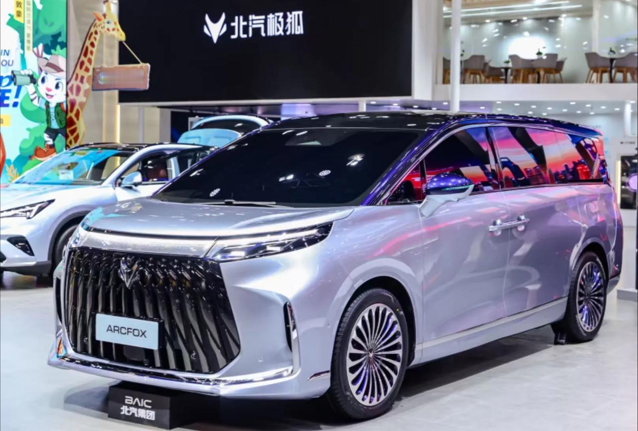 2025广州车展，极狐首款豪华MPV原型车炸场！5.3米车长+3.2米轴距，2+