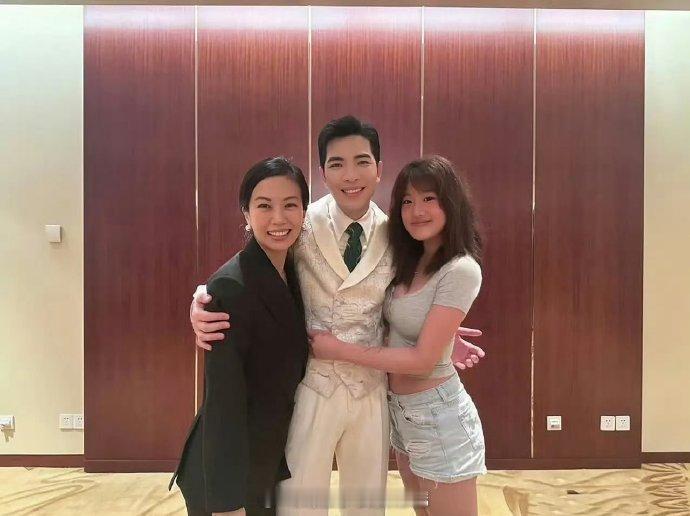 贾静雯大女儿与萧敬腾夫妻合照，像极了一家三口，只是萧敬腾紧张的手都不知道放哪了