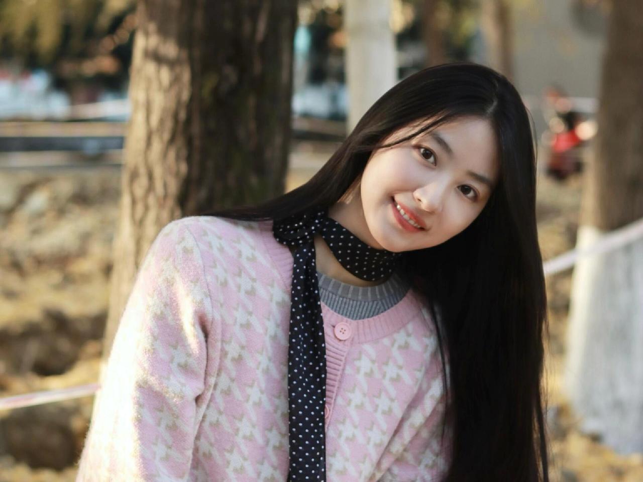 银杏落满的温柔秋阳把银杏揉成碎金铺在城市的街角她站在这片暖黄里像偷藏