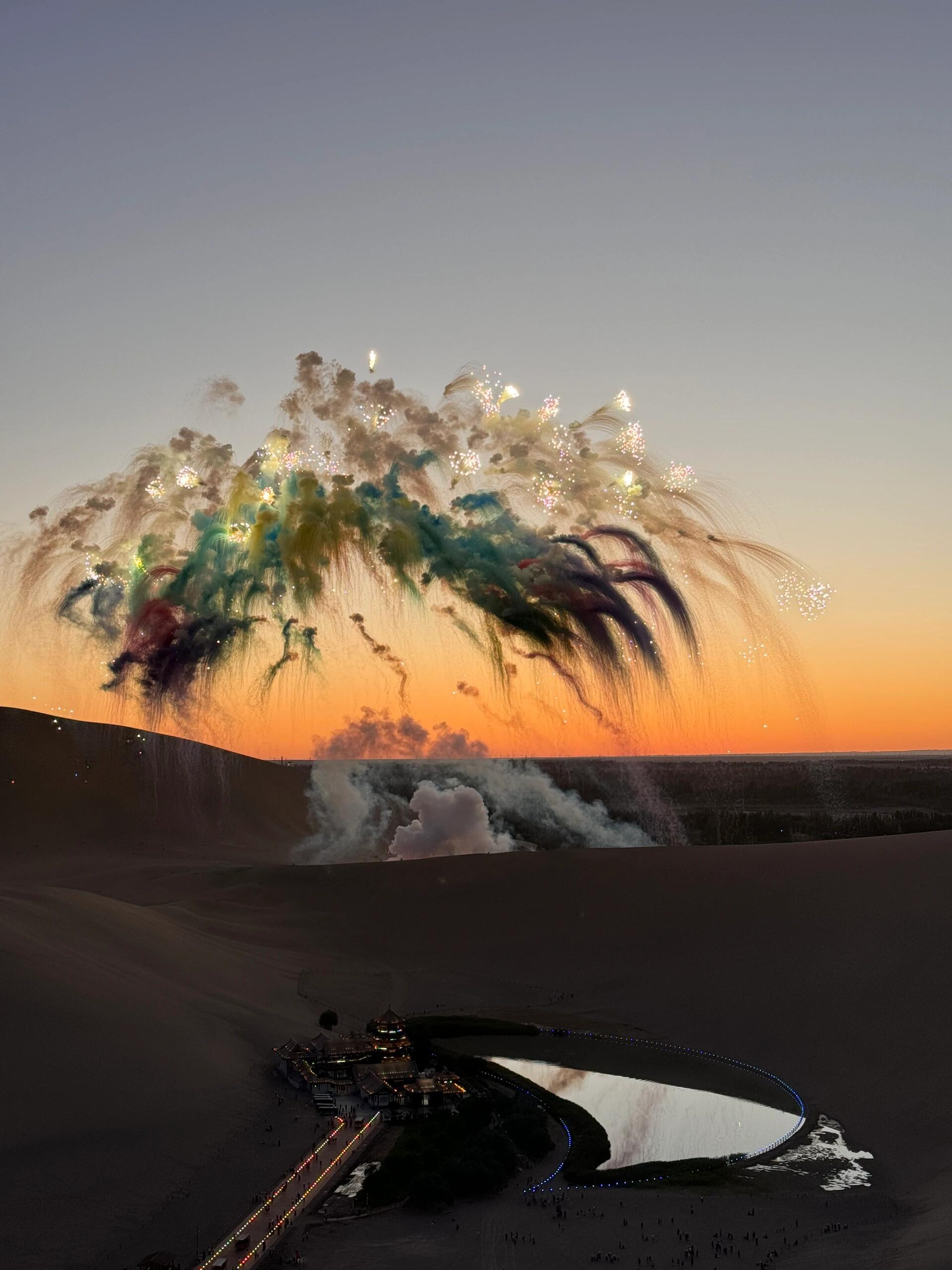 来自阿尔扎比使者的明信片-逃离城市，驶向荒野感受别样的视觉盛宴见证日落沙丘荒芜