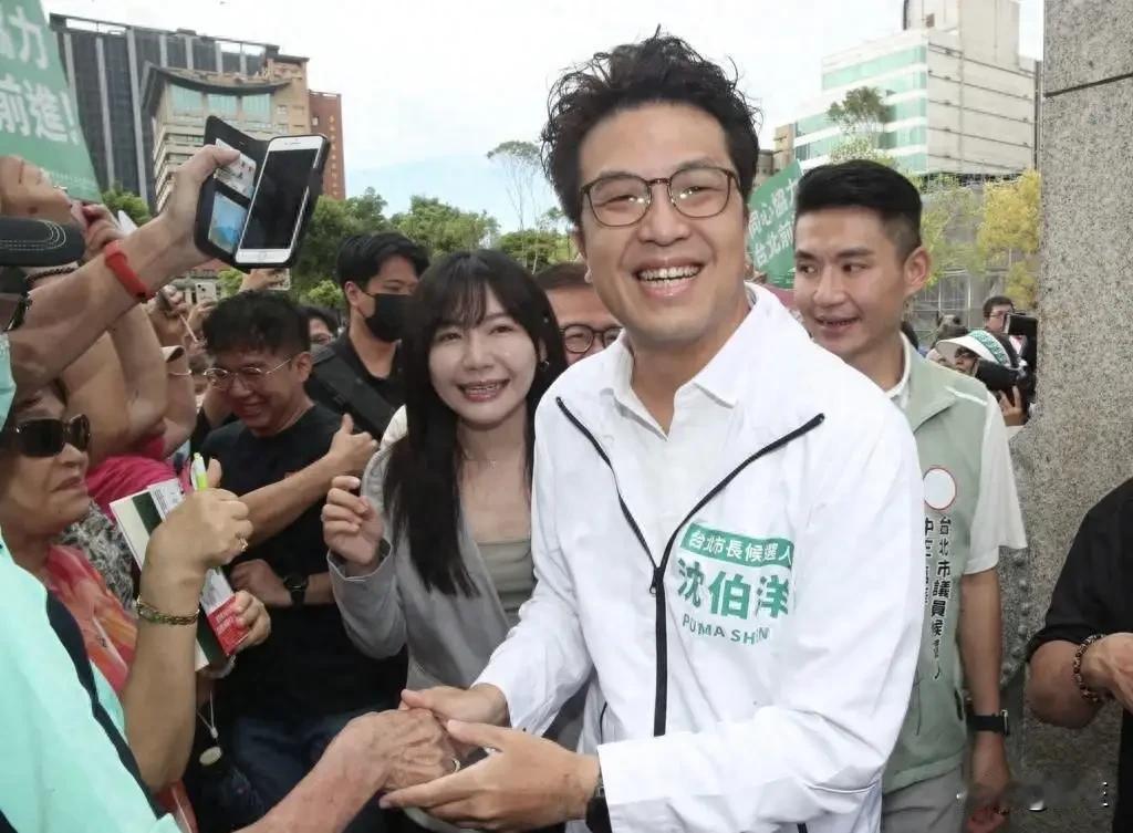 当绿营还在揪着蒋万安的家事不放，试图用“血统论”来攻击对手时，蓝营反手就甩出了一