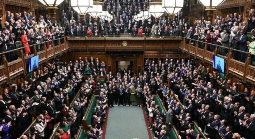 笑翻全世界，英国议会小得要命，只有四百多个座位，而下议院有659个议员，如果全部