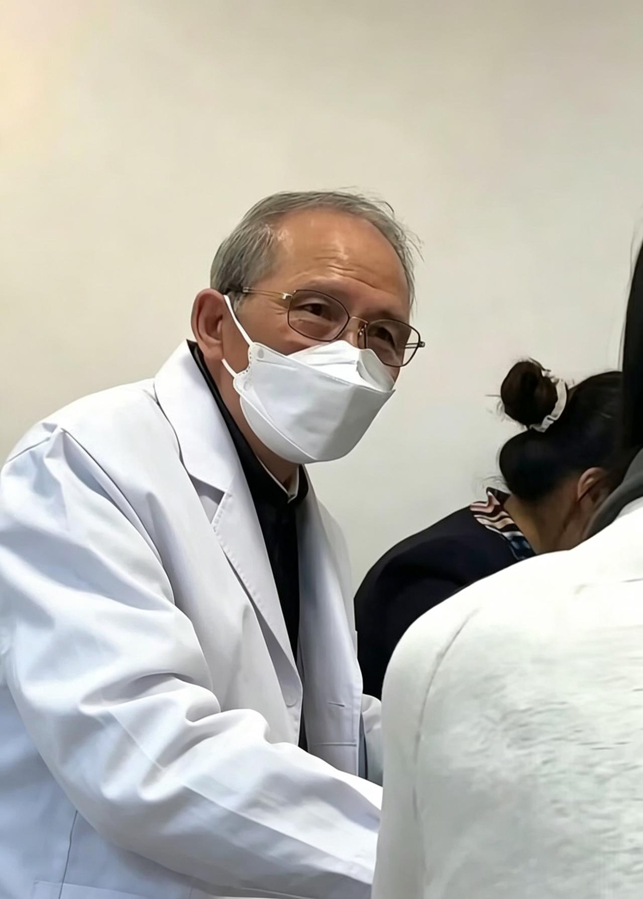 去松江看中医的这段画面，看完心里堵得慌。女孩身体不舒服来问诊，陪诊的妈妈全