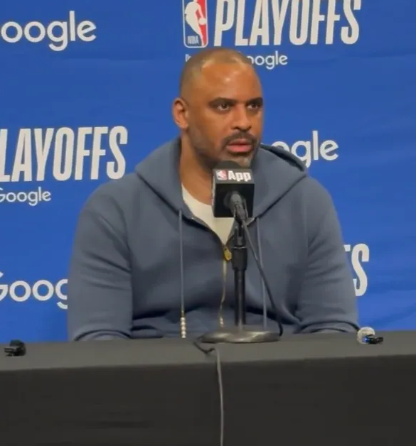 火箭主教练乌度卡在采访中谈到了凯文-杜兰特的伤情情况：“他是在周三训练中膝盖撞