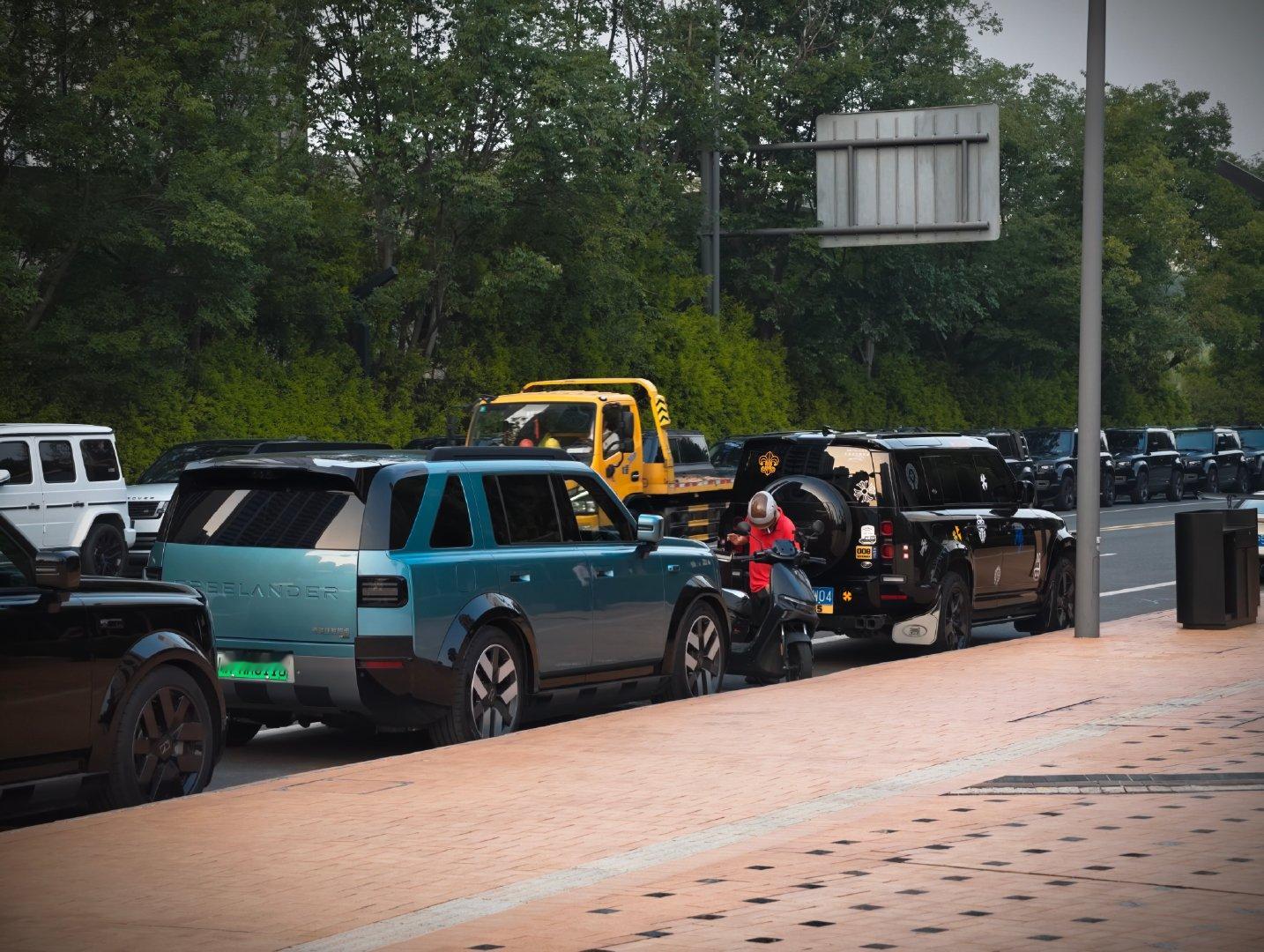 第一张图含钱量颇高，是在成都参加奇瑞捷豹路虎神行者家宴拍到的，路边停的大部分都是神行者8预定车主的车