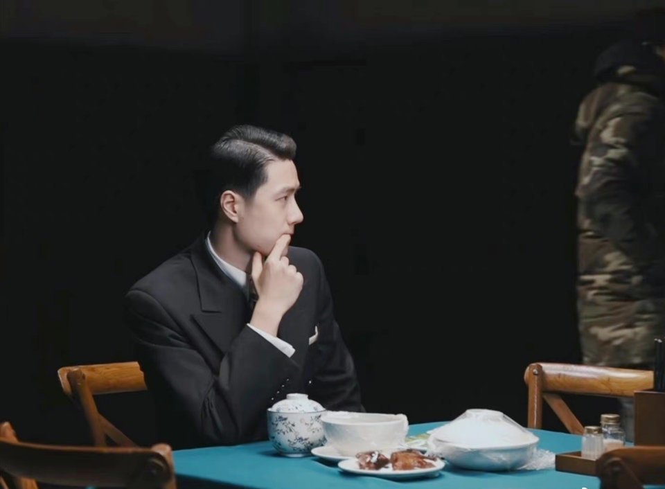 叶先生一啃手，就很王一博！