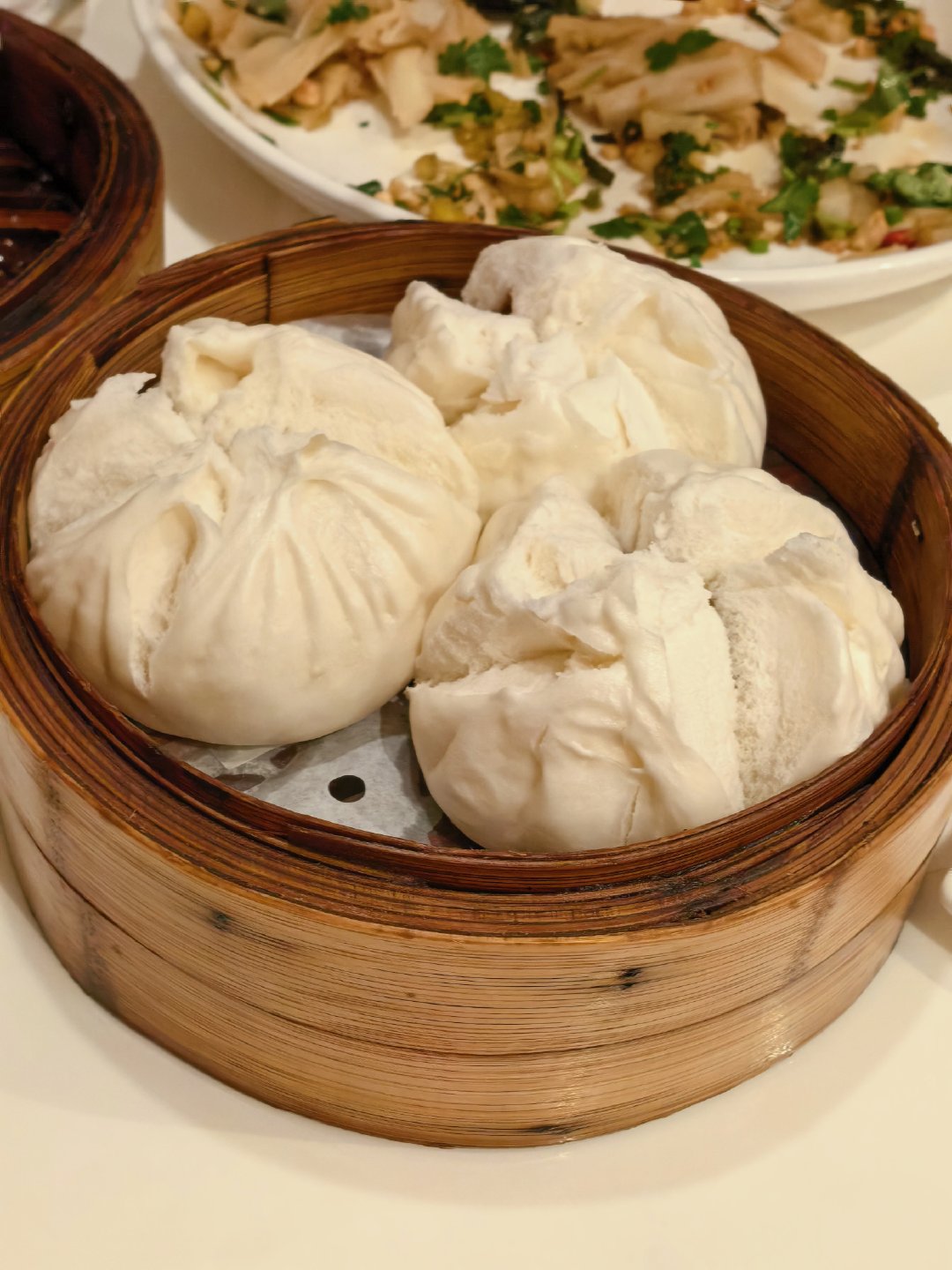 虾饺妹比陶陶居广州酒家等以前吃过的早茶店都好吃！！虾饺真的很棒里面有Q弹新鲜的的虾仁全部都是后厨现做