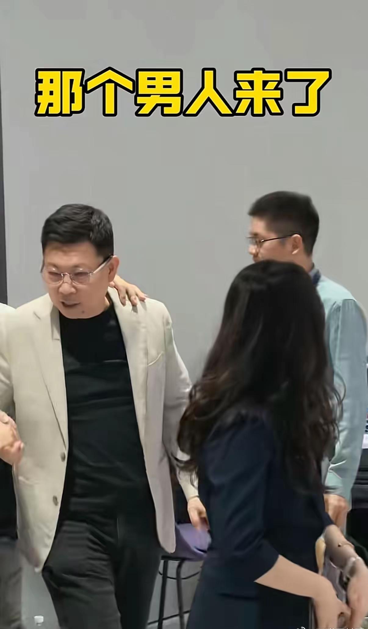 华为终端董事长余承东和宁德时代曾毓群有多铁，在北京车展期间勾肩搭背。2023年