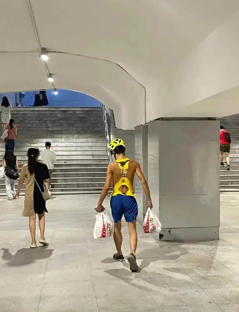 美团的外卖员是自己改的工装吧？我估计一是因为夏天很热，二也是因为小伙子自己觉
