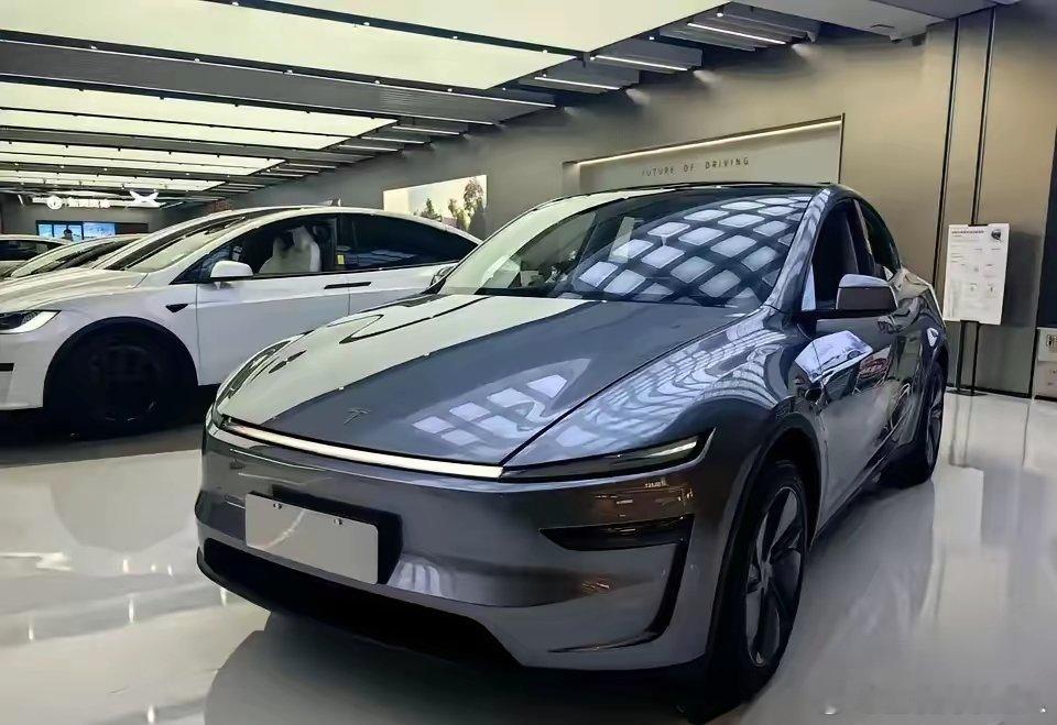 有网友称：想买特斯拉的想法愈发强烈。由于上班地点距离家单程长达30公里，每天往返