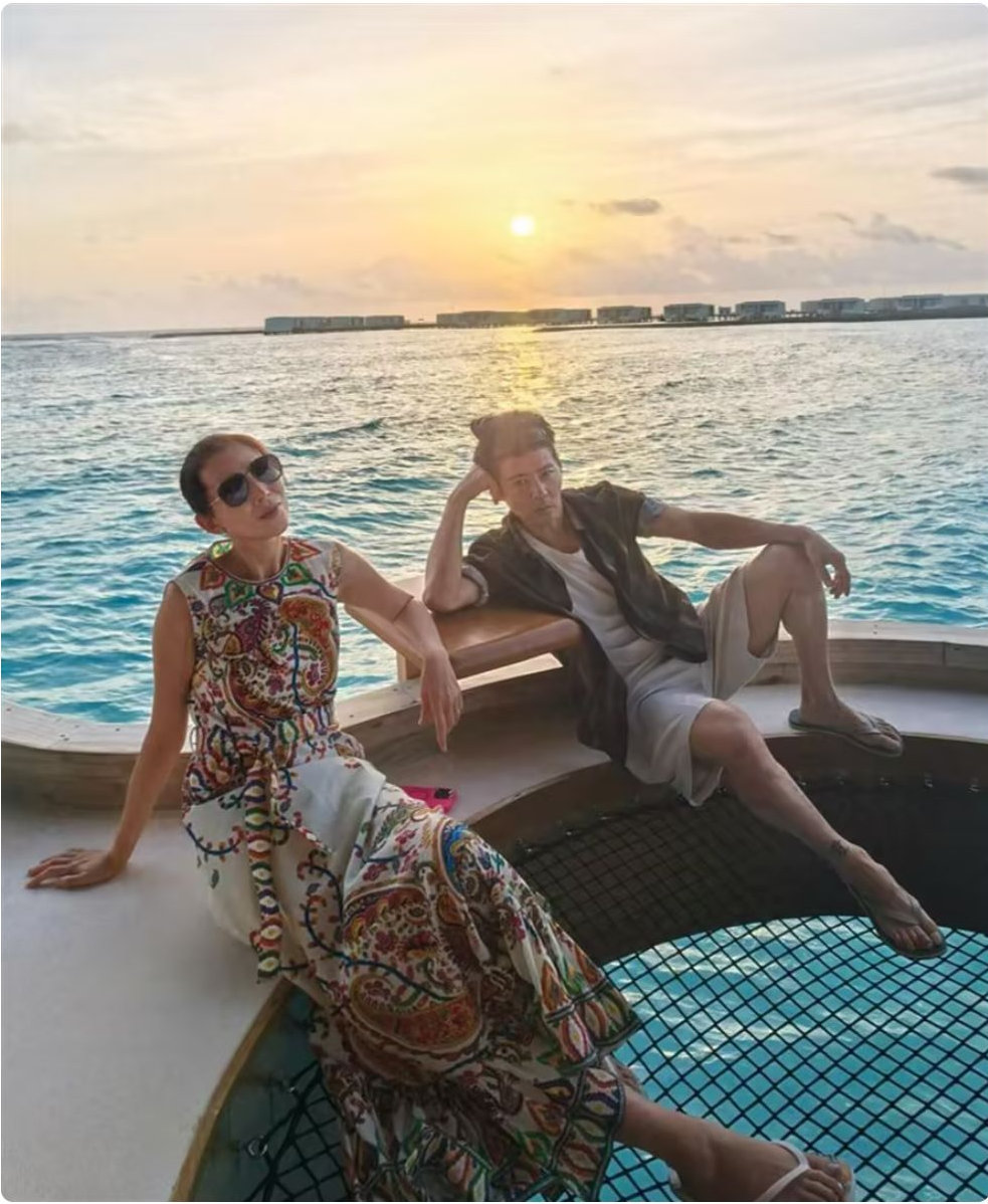 52岁蔡少芬和张晋马尔代夫旅游，享受二人时光老夫老妻感情真好啊