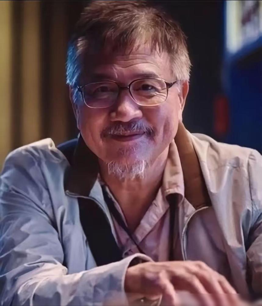 12月6日，香港玛丽医院，万梓良转出ICU，林家栋通宵陪护。看到这个消息真的