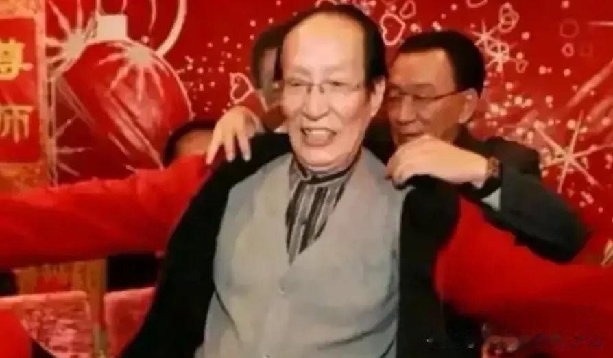 郭德纲牛群缺席成千古遗憾！大弟子侯耀华掌声送别恩师惹争议！常宝华先生的追悼会，是