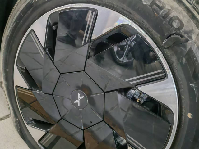 爆胎时没有备胎怎么办其实刚提车的时候我也在奇怪为什么电车没有备胎，后来发现好像