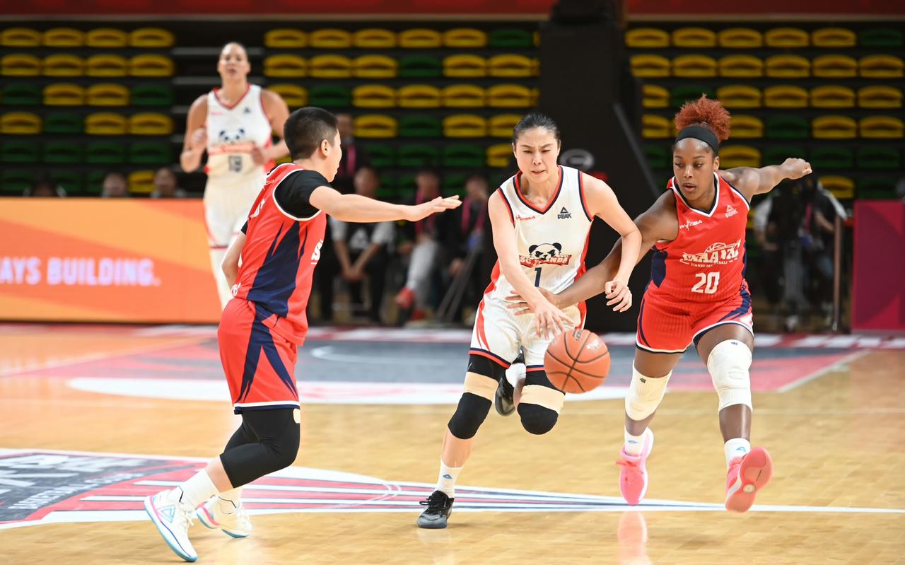 王思雨归队后的最大挑战来临！因为四川女篮今晚将再战东莞女篮要想赢对方，防守