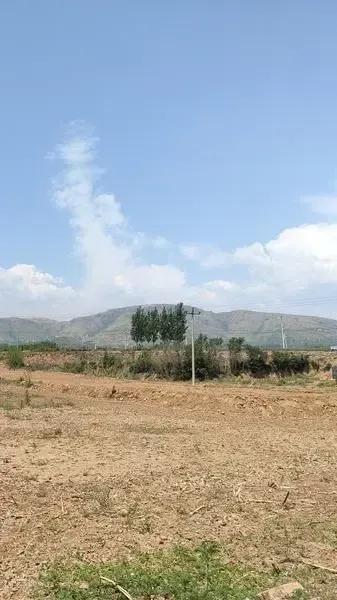 说说什么叫阳地，什么叫阴地。阳地就是建阳宅的风水宝地，指活人的居住环境，阴地就是