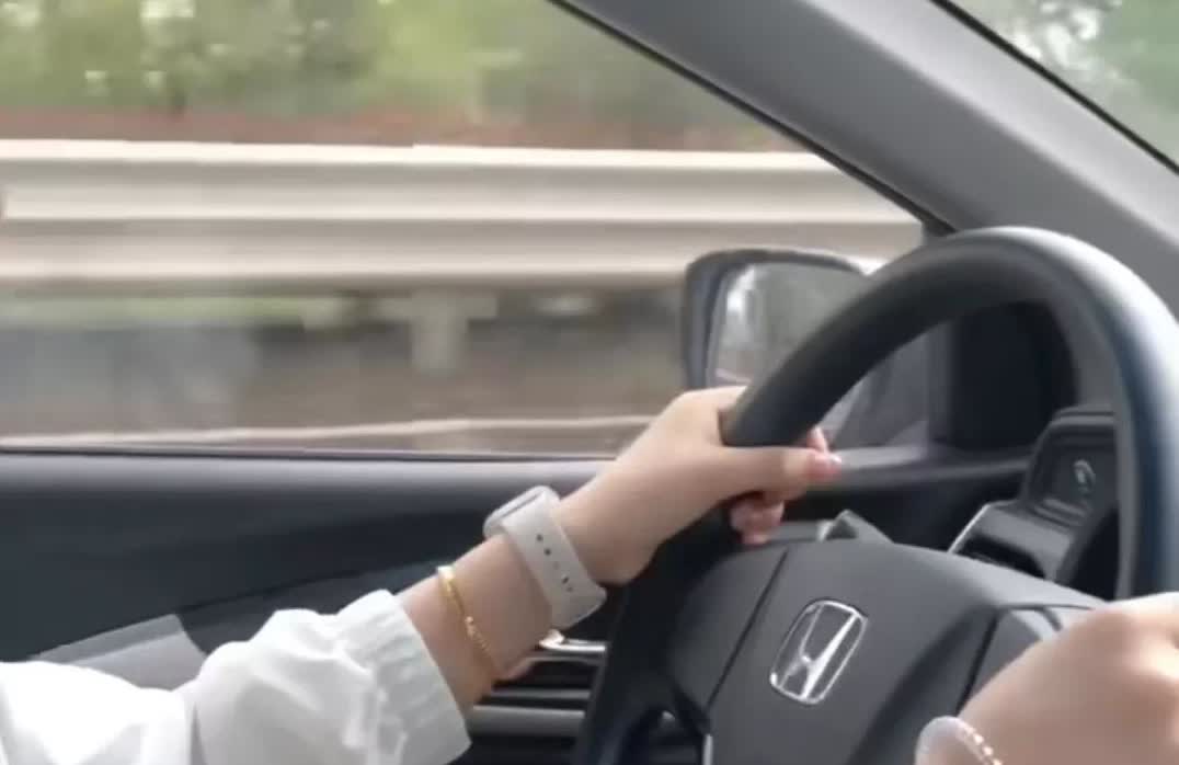 学开车就是一个循序渐进熟能生巧的过程只要敢把车开出去迈出第一步，其它