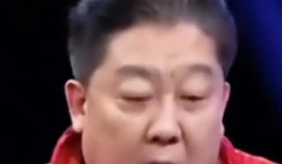 相声大师李伯祥的徒弟郑健评价郭德纲的相声包袱是下三路，不适合女性观众听。郑好不同