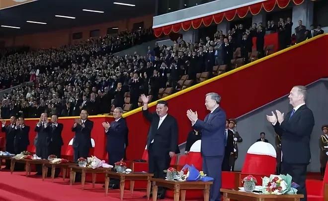 朝鲜为这次参观阅兵位次的安排也是费了一番功夫。昨天晚上先看了一场晚会演出，这是