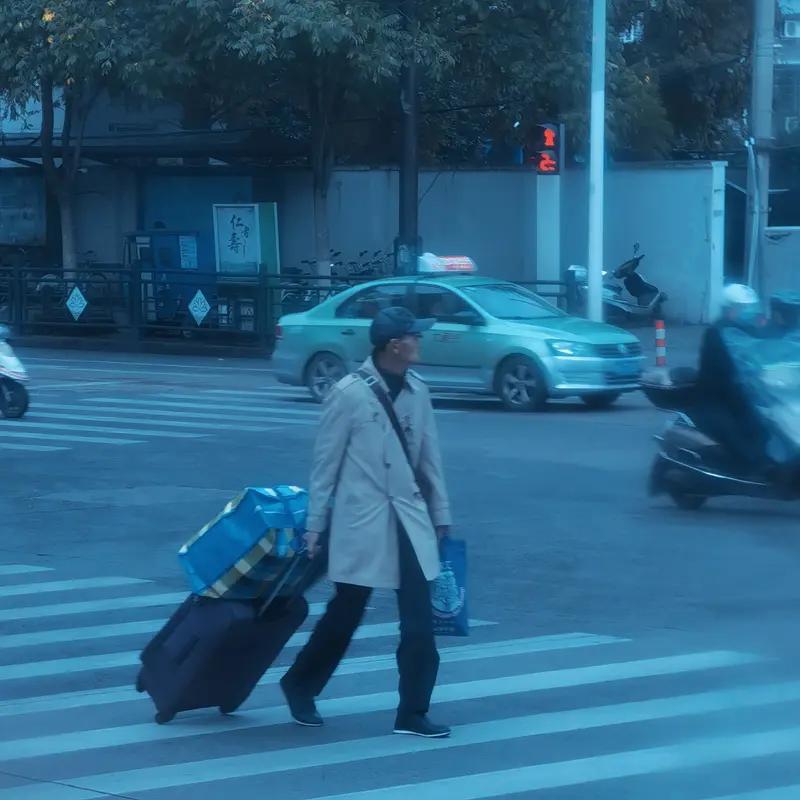 人每天奔波劳碌,究竟是为了什么?人每天奔波劳碌，到底为啥？说白了，底层逻辑就是