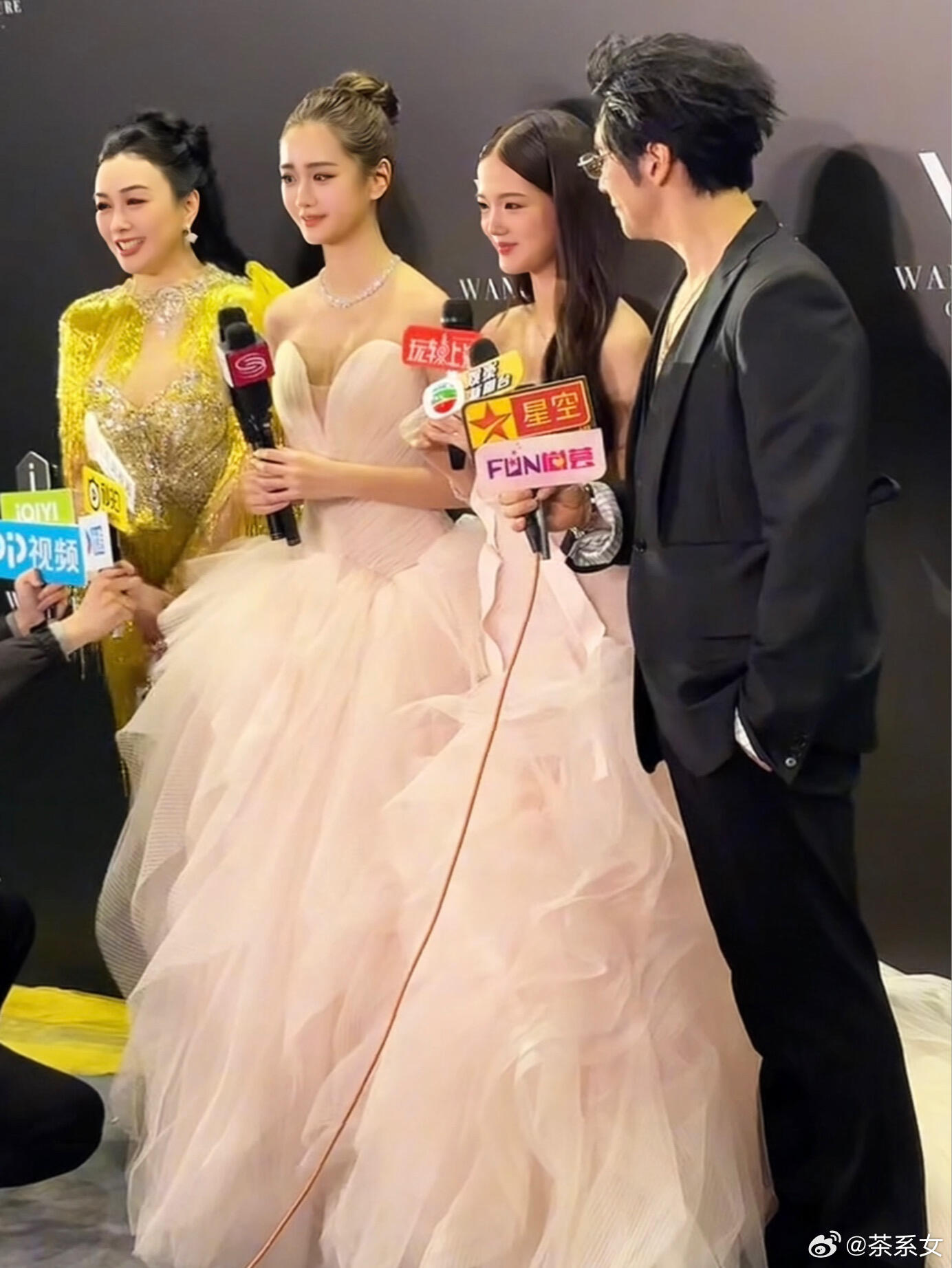 钟丽缇一家四口同框走红毯，豪门既视感拉满。