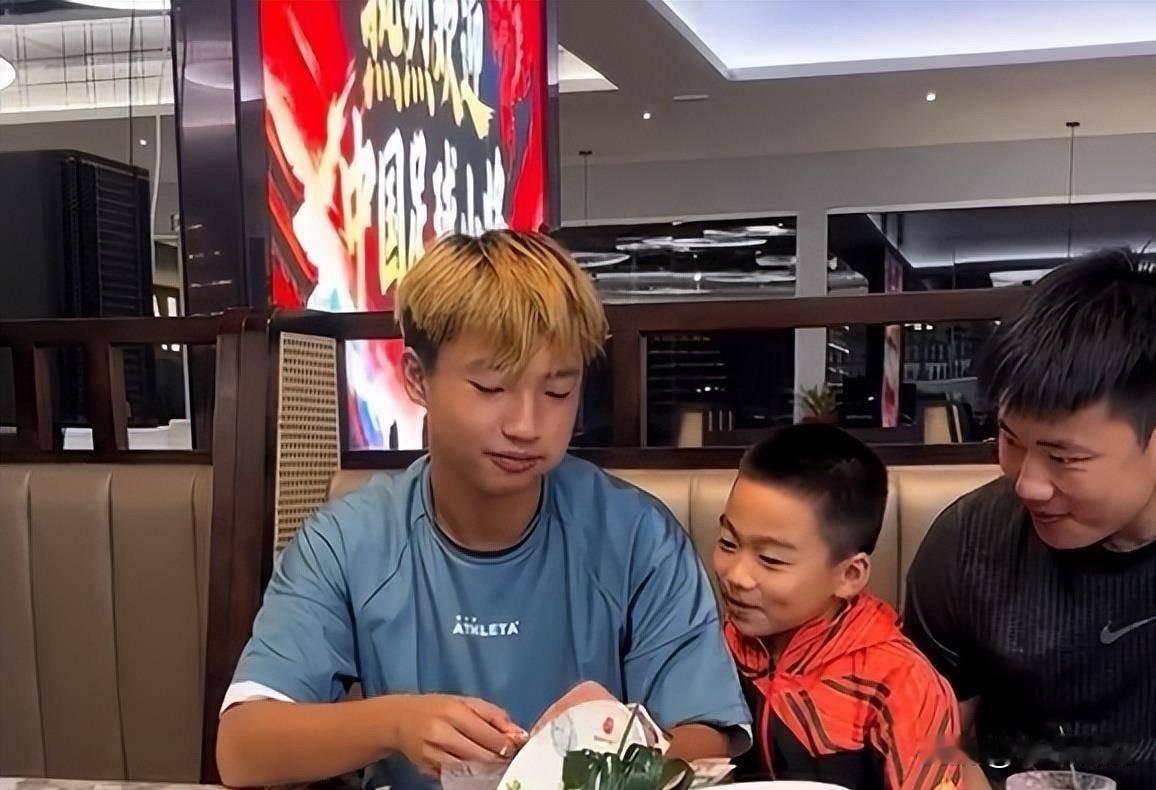 中国足球小将的乔治要赶紧离开董路！确实天赋异禀，可是一个8岁的小孩，已经被炒