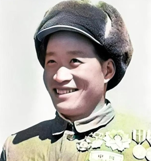 1964年，毛泽东去看望抗美援朝中奇袭白虎团的英雄排长，发现对方还只是副连长，甚