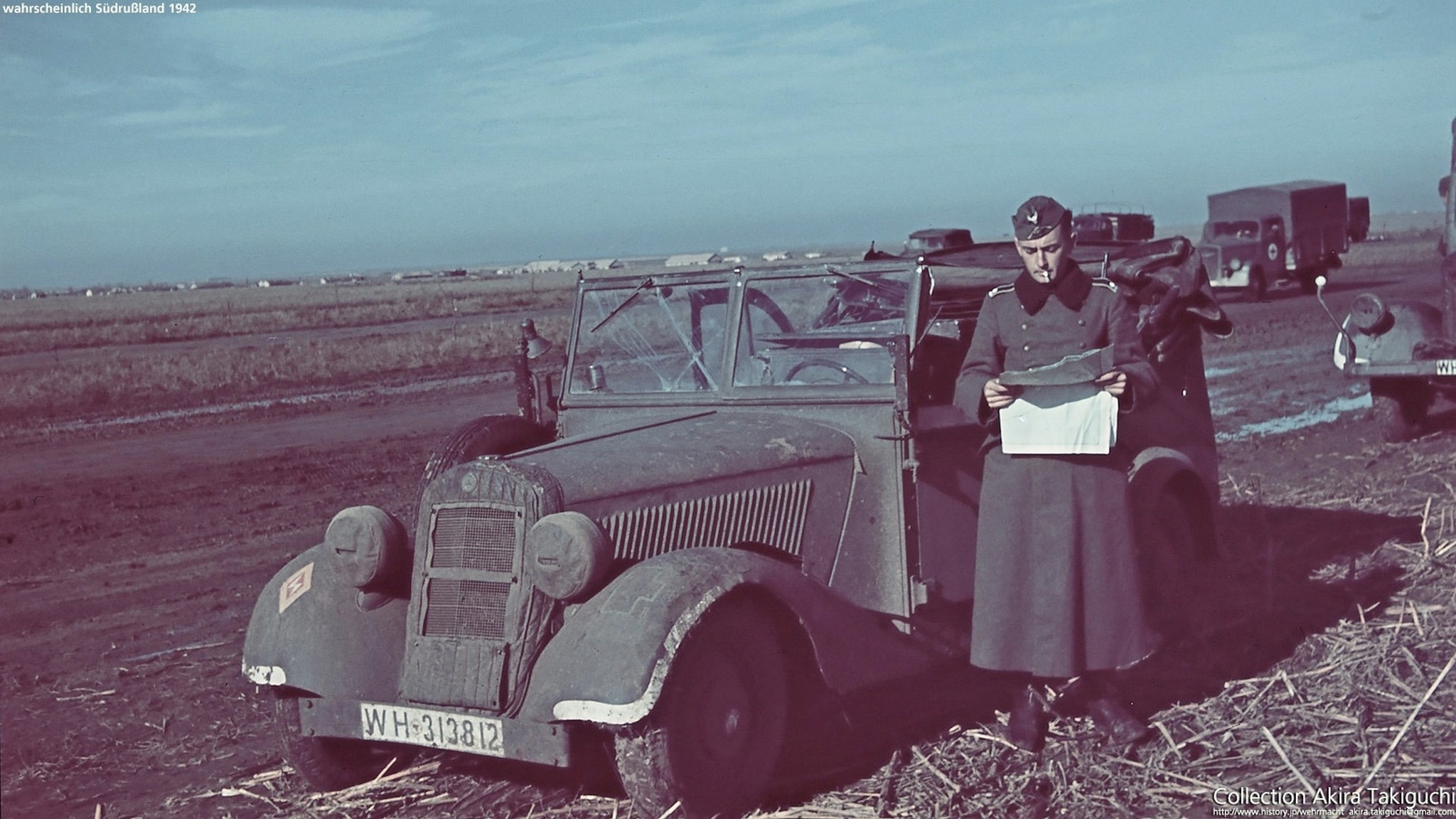 1942年，东线战场上看报纸的德军军官。