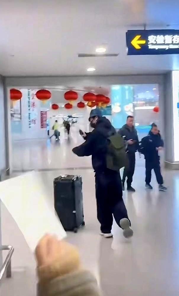 《兰香如故》热度刚破33000，刘学义在机场被围得水泄不通。没黑脸，也没叫保安开