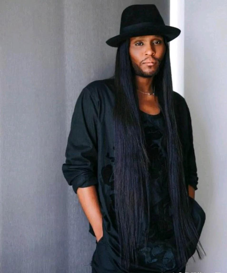 这是劳伦桑·切斯的御用造型师。瞧这打扮就非同一般，棕褐色皮肤，一身剪裁舒适的青