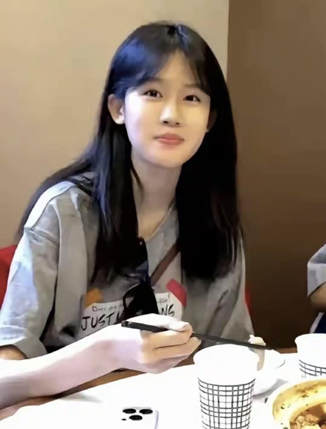 女儿果然是像她爸爸，这天鹅颈，气质是真的好。头发乌黑，五官比较精致，长得比小时候