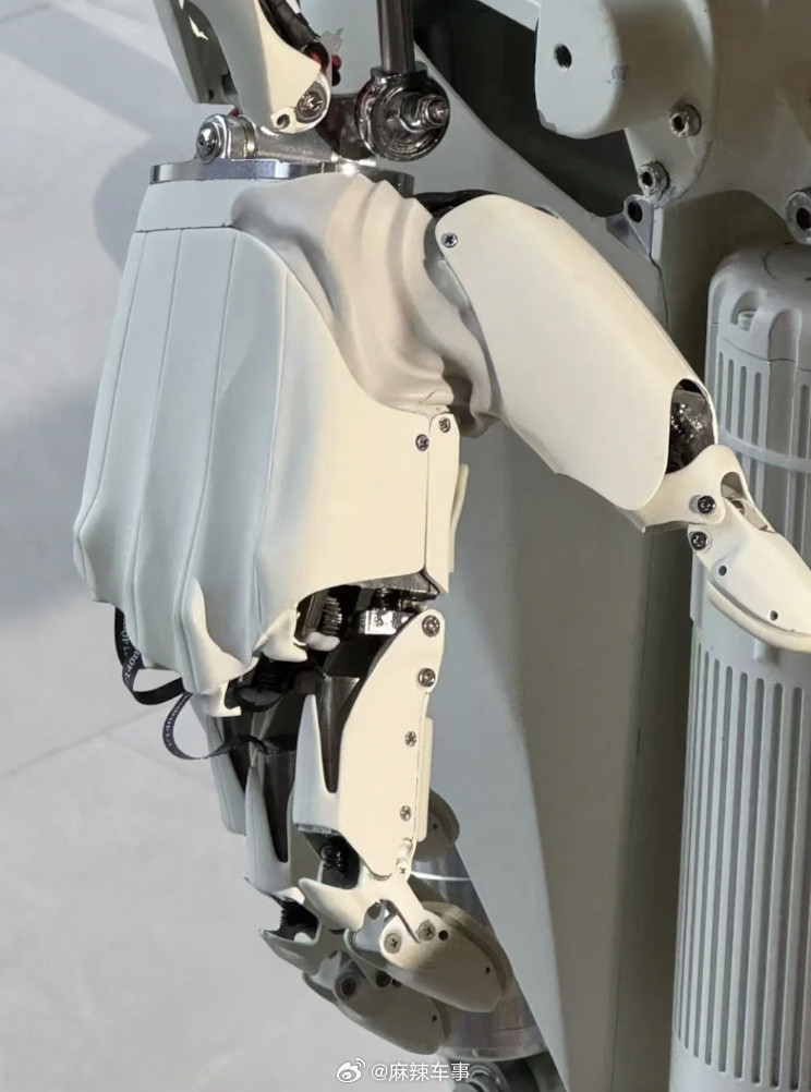 小鹏机器人是真人假扮吗小鹏机器人在第七届小鹏科技日上亮相，具备82个自由度结构