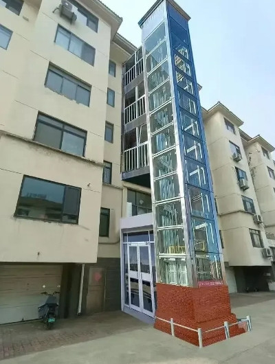 这招太绝了！老旧小区加装电梯无需住户凑钱，由电梯公司全额出资安装。居民乘坐一次付
