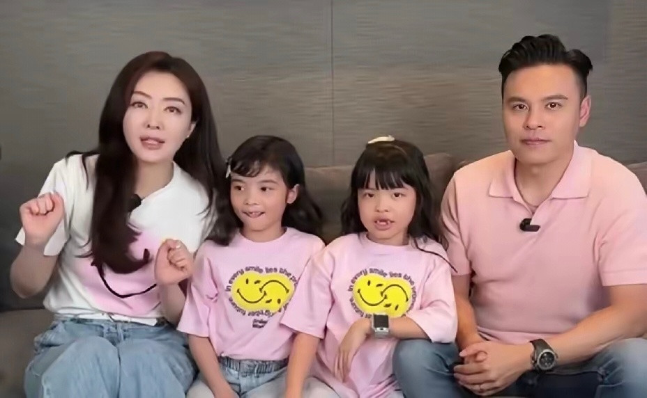 熊黛林跟她老公长得都很好，两个女儿都没有遗传到他们的好看基因。