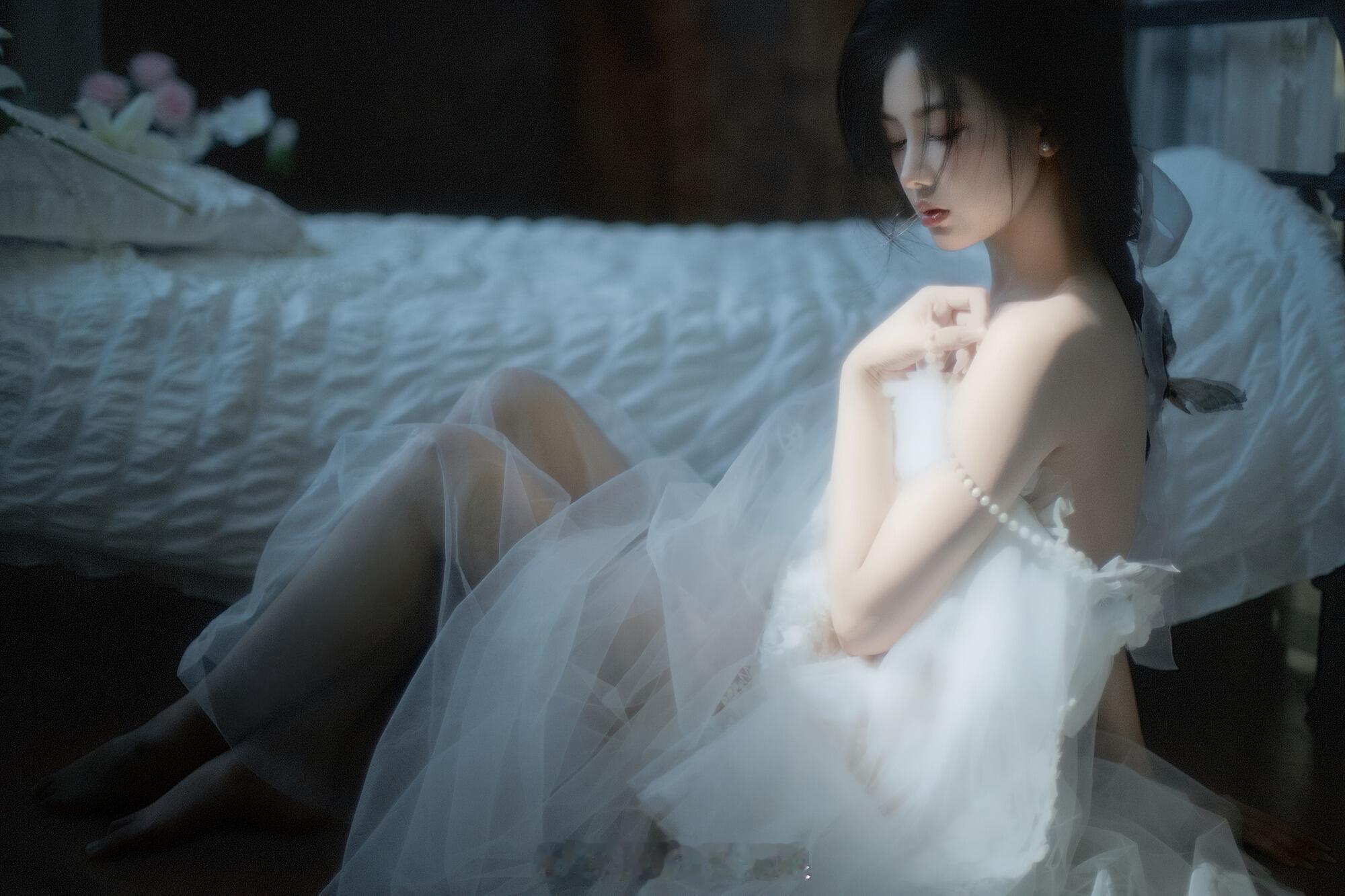 白纱轻拂少女的发梢，阳光温柔地洒在纯净的裙摆上，镜头定格下青春最温柔、最动人的模