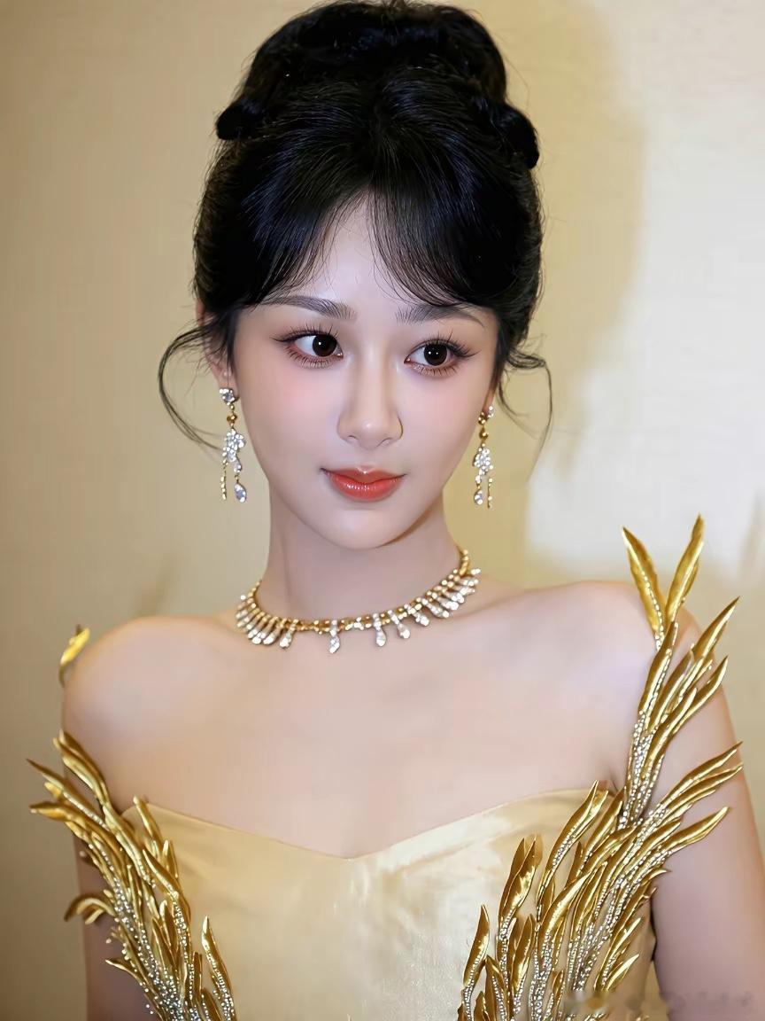 也不能让杨紫在颁奖前失去穿金礼服的自由吧就因为拿金鹰视后概率太大，所以连金色都要