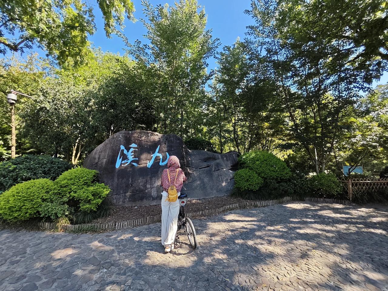 杭州将近40℃的高温天气，九溪是最受人们欢迎的地方了。九溪十八涧，有着溪中溪的著
