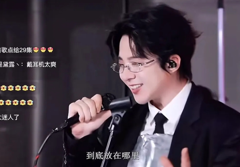 “这次真的入坑刘宇宁了！[捂脸哭]”我同事私信我。我问：“是《折腰》，还是《书