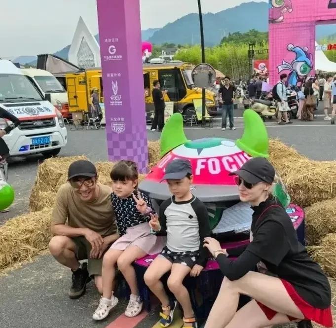 杭州千岛湖偶遇了撒贝宁全家，妻子李白大长腿，皮肤白嫩，戴鸭舌帽黑色墨镜最抢镜，龙