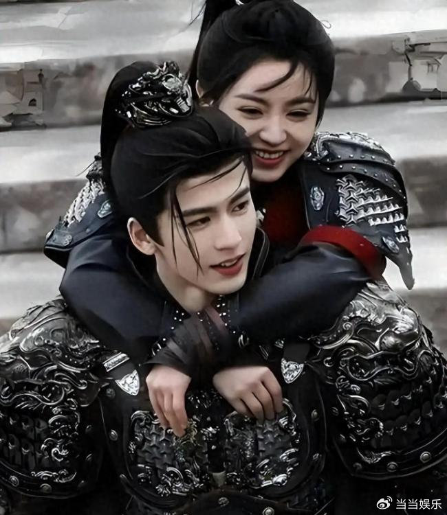 时下，《逐玉》正处于热播状态，张凌赫借由大将军这一角色，十分迅猛地展现出强大实力