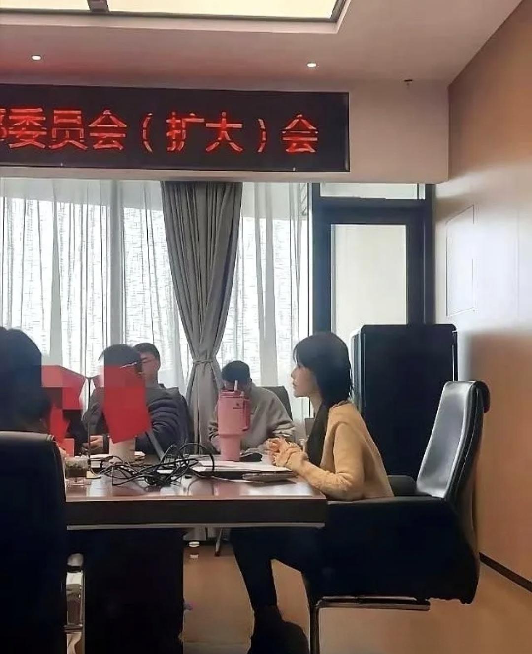 前几天刷手机看见个帖子，说有些当上公务员的女同志跟家里人处不来了。具体是晚上回家
