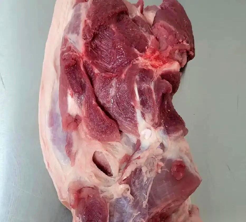 我弟媳那只手，快得像道闪电，一把就按住了我弟正给我装肉的袋子。“这肉都订出去了